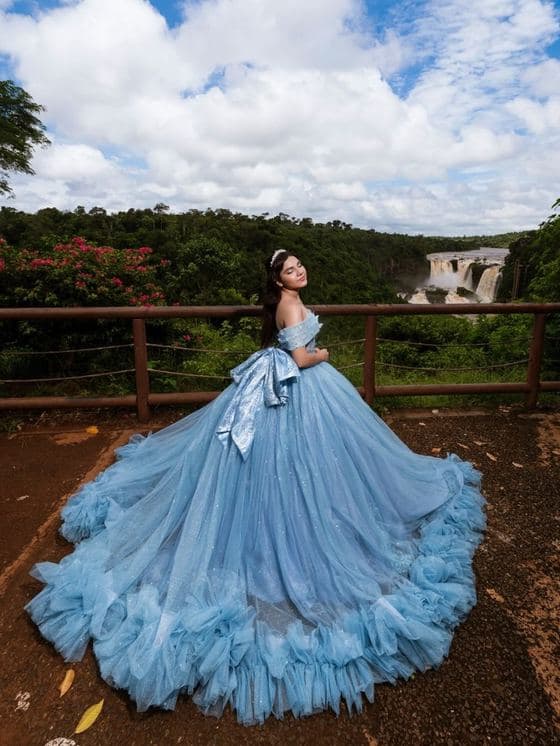 Vestido celeste con cola